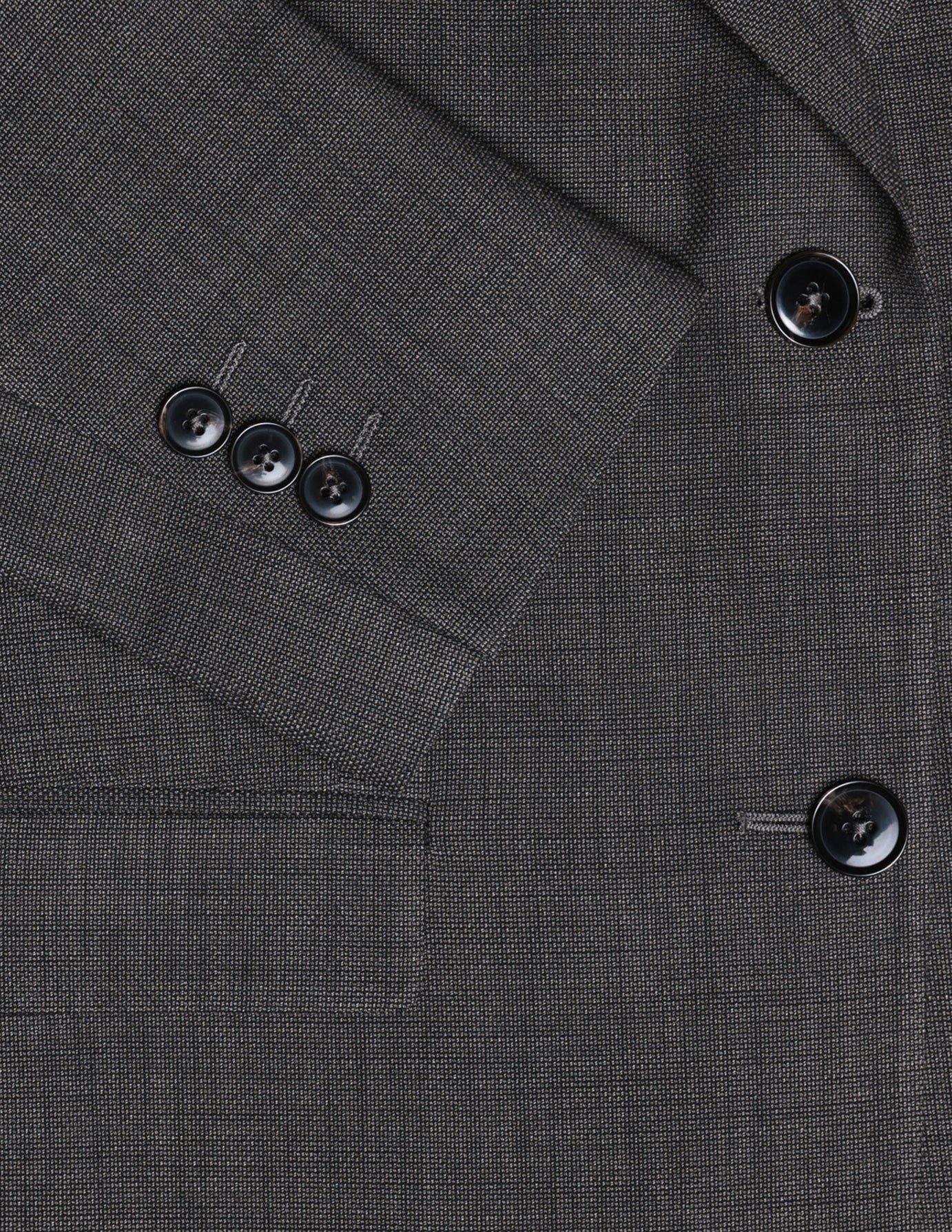 Nara Blazer i Cool Brown, detalje af knapper på jakke.